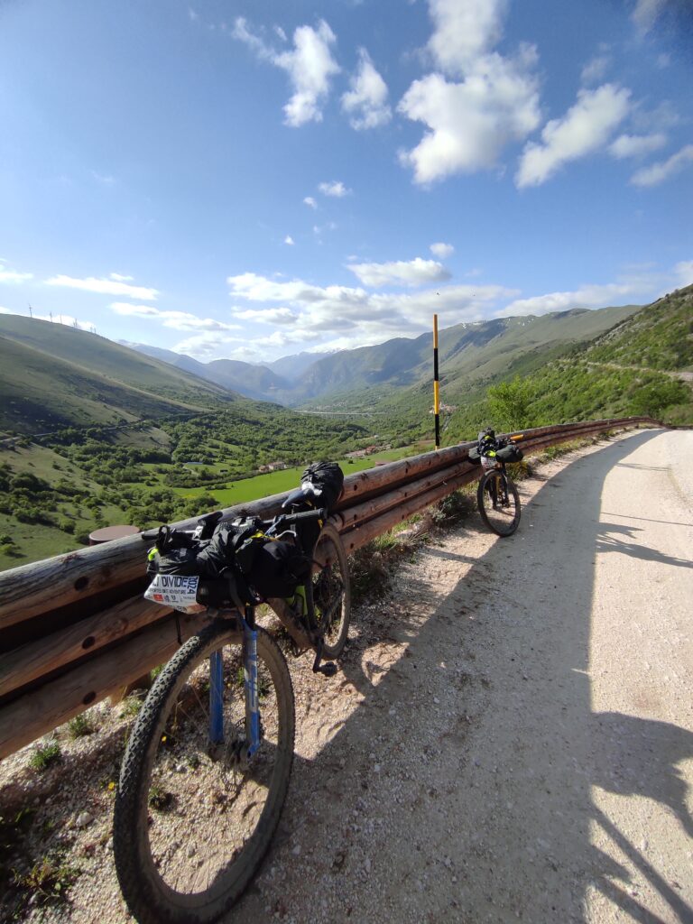 Výjezd z města Cocullo Italie